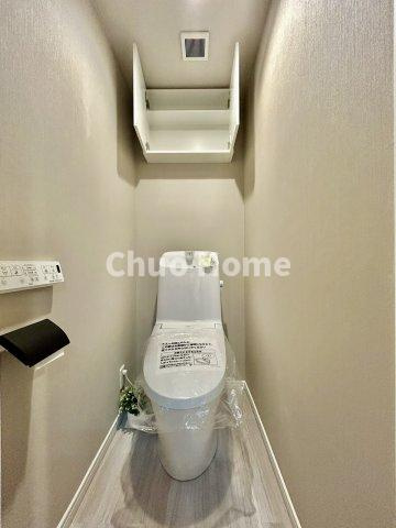 【トイレ】　収納スペースをしっかりと確保した温水洗浄便座機能付きトイレ。温水洗浄便座は清潔にお使いいただくための大切なアイテムです。