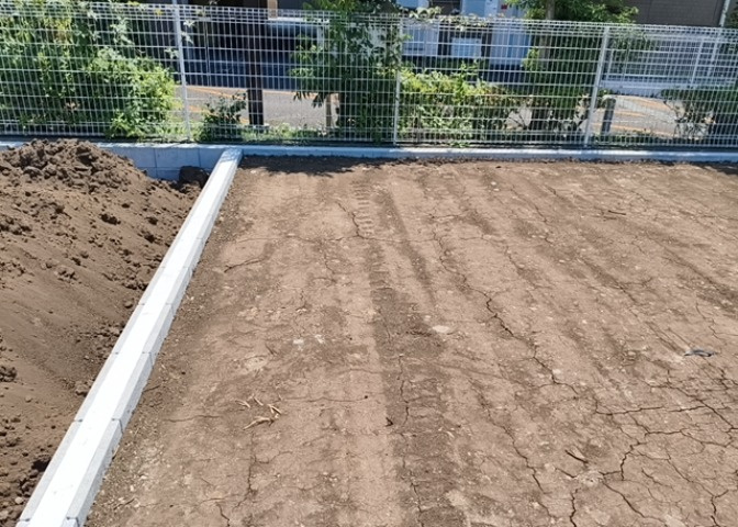 土地の面積＝住宅面積ではありません。建ぺい率の問題などで、土地のある場所によって住宅を建てられる面積は限られています。高さもしかり、「土地」という言葉の中には、建築条件も含まれると考えておきましょう。