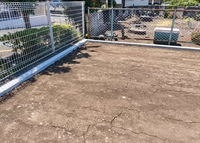 家を建てる場合、方位は要チェックです。現実的に日当たりのよい家ならばリビングは南側、建築基準法でも北側に当たる家への配慮は求められています。土地を見学に行く際は、方位磁針を持って行くようにしましょう。
