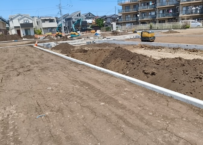 土地を買う際、住む地域の自治体や福祉の補助制度にも注目してみましょう。子供や老人の医療補助やゴミ出しのルールなど、自治体によってルールに大きな違いがあるため、暮らしやすい土地で判断するとよいでしょう。
