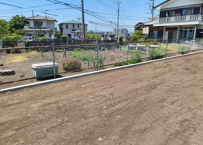 土地の前の道路に消火栓が設置されていることがあります。この場合、道路交通法第45条第1項により、駐車禁止の場所が指定されています。そのため、車庫などの駐車スペースをつくることができない場合があります。