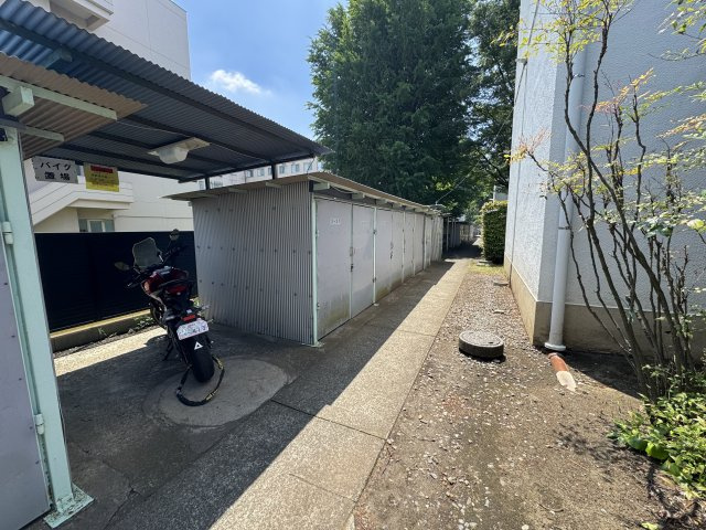 バイク置場です♪手入れの行き届いた敷地内。管理体制良好です。