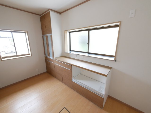 キッチン背面キャビネットを新設　窓付きのキッチンは明るく換気もばっちり