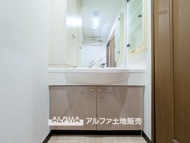【Laundry　space】　◆ランドリースペース◆広々した空間で雨の日でも十分に洗濯物を乾かすことが出来ます。バスルームには浴室換気乾燥機も付いているので重宝しますね。
