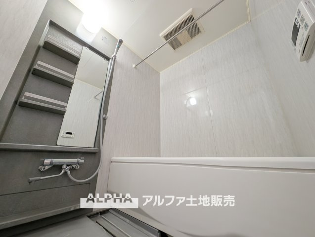 【Bath　room】　◆バスルーム◆一日の疲れをゆっくり癒せる落ち着いたバスルーム。浴室乾燥機付きで天候を気にせず洗濯でき、毎日の暮らしにも便利な空間です。