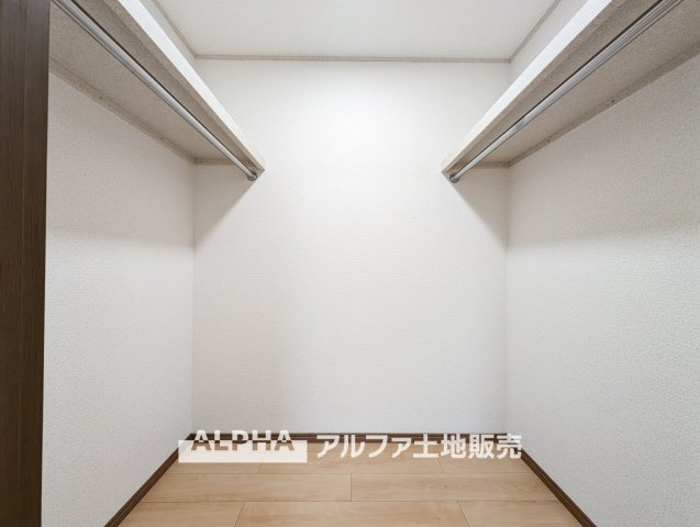 【walk　in　closet】　◆ウォークイン・クローゼット◆大好きな服、大事なバッグやアクセサリー、そして大切な思い出の品々。そんなものを傍らにそっと置いておきたい。そんな時に重宝しますね