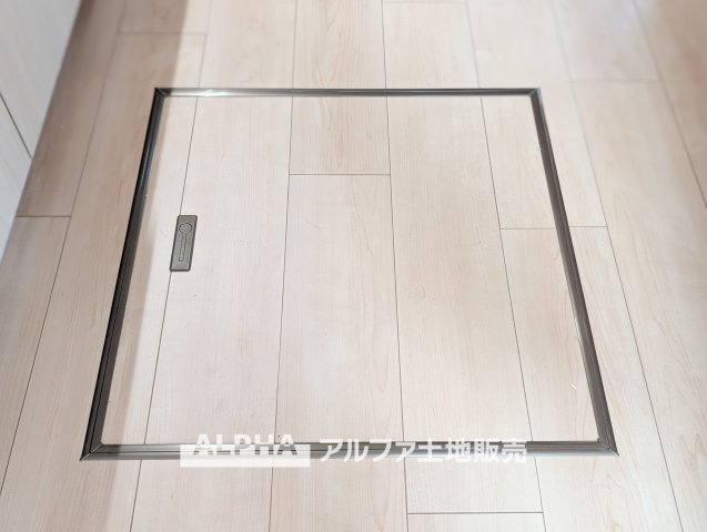 【Underfloor　storage】　◆床下収納◆がたっぷり隠れているから、いつもスッキリ片付いた空間。　季節のものも、かさばるものも、そっとしまって目に入らない暮らし。　