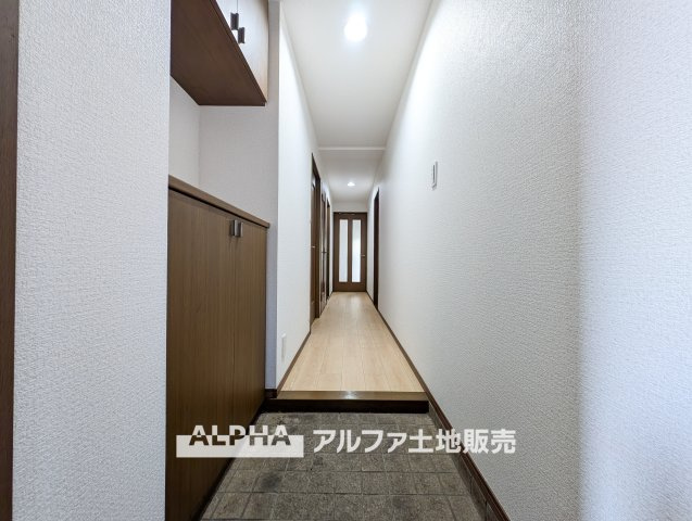 【Welcome　Space】　◆玄関◆帰宅時にほっとできる、穏やかな空気感の玄関。整った空間が日々の切り替えを自然にサポートし、来客時にも好印象を与えます。