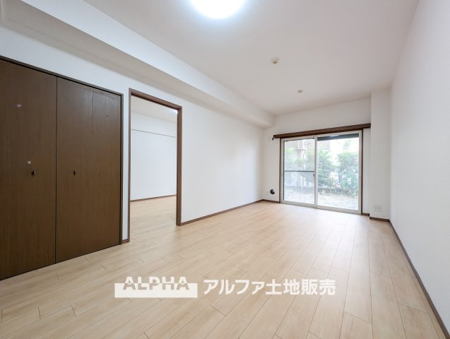 【light　a　living】　◆明るいリビング◆にペイントして君との時間を有意義に過ごしたい。ここでの暮らしは僕たちにとって宝物になる。