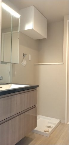 ランドリー吊り戸棚が設置された洗面室です