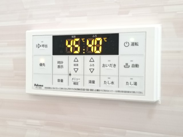 【給湯パネル】　いつでもすぐに温かいお風呂をお楽しみいただけます。
