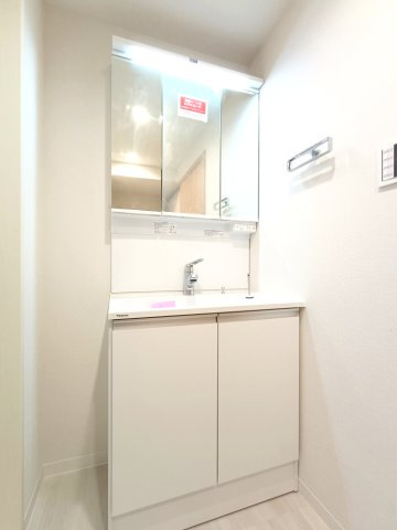 【洗面化粧台】　鏡の裏側にも収納スペースがたっぷり。細かい物も整理してしまえるので、雑然としがちな洗面台回りをすっきりと綺麗に保つことができます。　
