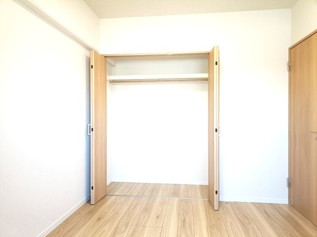 【洋室約6.6帖　収納】　全てのお部屋に収納を備え、空間を広くお使いいただけます。