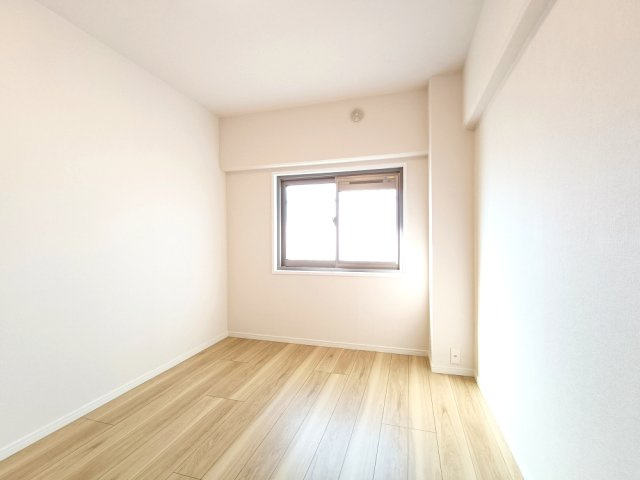 【洋室約5.8帖】　家具に合わせて表情を変える、シンプルなルームデザインです。