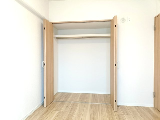 【洋室約5.8帖　収納】　ワイドなクローゼットを備え、衣類などをたっぷり収納可能。