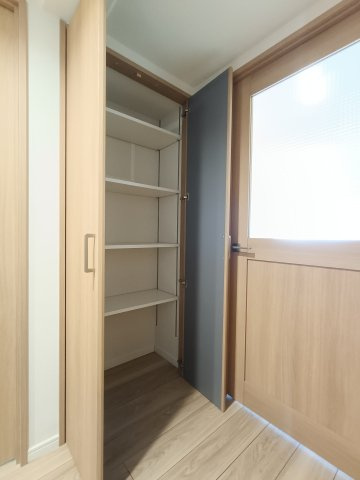 【廊下収納】　掃除機やストックの収納がしやすいフレキシブルな収納です。