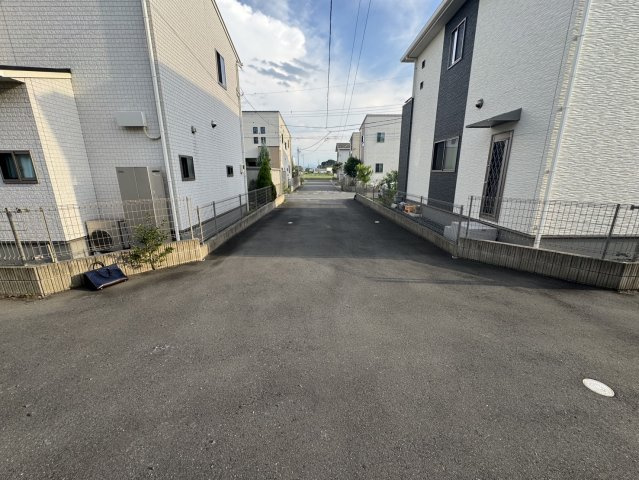 前面道路含む現地写真です