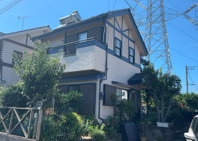 バルコニーは、室外の専用スペースのうち、「屋根がなく開放された空間」であるものを指します。ベランダより広いタイプのものが多く、日当たりもよいため家庭菜園などを楽しみたい人にとって適した環境となります。