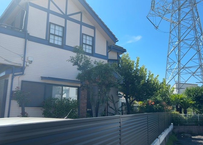 建物の基礎工事の方法は、主流となっているベタ基礎（防湿基礎）と布基礎の2種類に分類され、床下の通気性や耐久性などに違いがあります。建物の基礎部分の構造や付帯設備など詳細については現地でご確認ください。