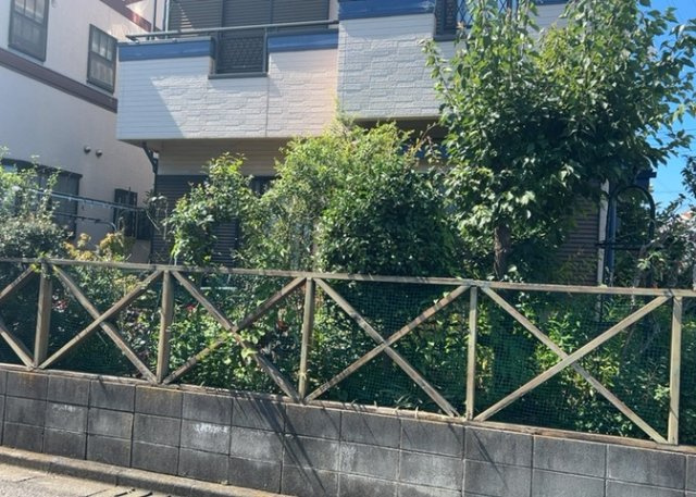 敷地内に散水栓や立水栓があると便利です。水道水を直接利用できるため、水を運ぶ手間を省くことが出来ます。大量の水を必要とする洗車作業や清掃などに役立ちます。その他設備とあわせて、現地でご確認ください。