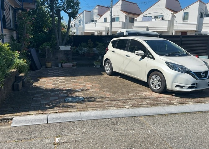 車一台あたりに必要なスペースは、標準サイズの普通自動車で横幅2m50cm、長さ5mは必要になります。ただし、乗降のことも考慮して横幅3m30cm、長さ5m50cmほどは確保できるところを選びましょう。