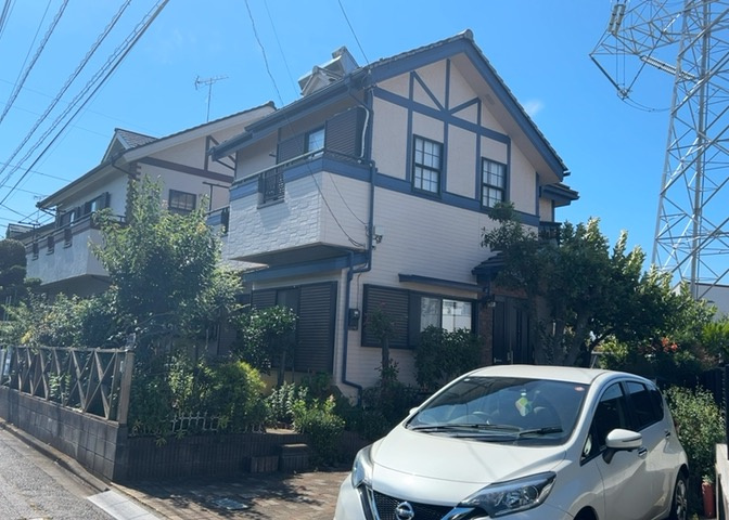 庭のある家に住むことのメリットとして、子どもたちの遊び場を確保できること、ガーデニングや家庭菜園を楽しめること、明るさを確保できることがあります。また、配置を工夫することでプライバシーが確保できます。
