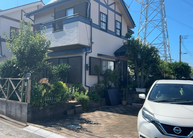 バルコニーは、建物内から室外へ楽に出入りできる便利なスペースです。また、バルコニーには手すりを付けることが義務付けられており、手すりの高さは110cm以上で施工することが建築基準法で定められています。