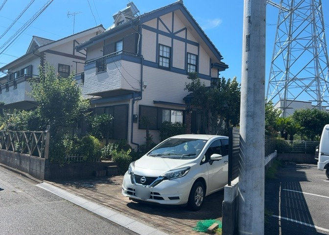 住宅用の土地では前面道路に2m以上接していなければならないと法律で定められています。しかし、お持ちの車のサイズやライフスタイルなどにより、2mでは利便が悪い場合もございますので、事前に確認しましょう。