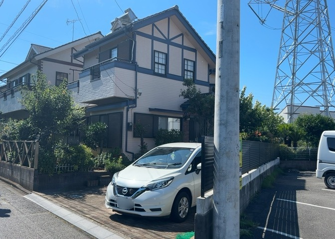 道幅が広い場所は日当たりや風通が良好です。幅が広いのですれ違いも可能ですし大きな車でも駐車可能！一方で、大型車が通ることも多くなるため交通量の増加により騒音に繋がります。また土地の値段が高くなります。