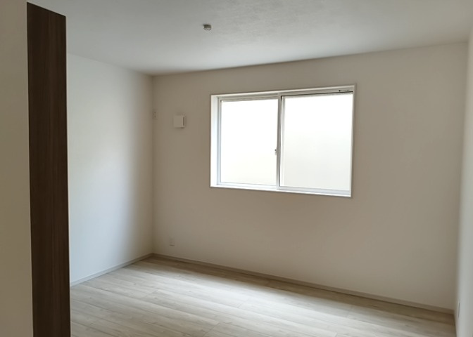 寝室でゆっくりと過ごすためにはベッド周りの適度な空間を担保することや窓の位置、照明の明るさ、寝室の広さなどを考える必要があります。自身や家族の構成とライフスタイルに併せて寝室にする部屋を選びましょう！