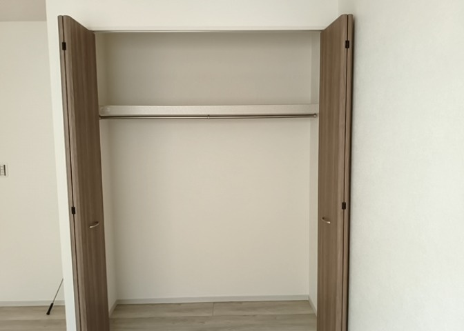 デザイン性を重視しすぎて収納が少なかった！なんてことにならないため、事前に現地で収納の数を確認しておくことをお勧めします。クローゼット以外にも床下収納や屋根裏収納、パントリーなどもチェックしましょう。