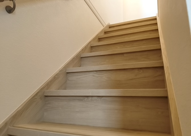 建物の上下階の通路である階段は、その位置によって動線や室内の印象が大きく左右されます。手摺にも重要な役割があり、転倒の防止・歩行や動作を円滑にして日常生活を支えることを主な目的として設置されています。
