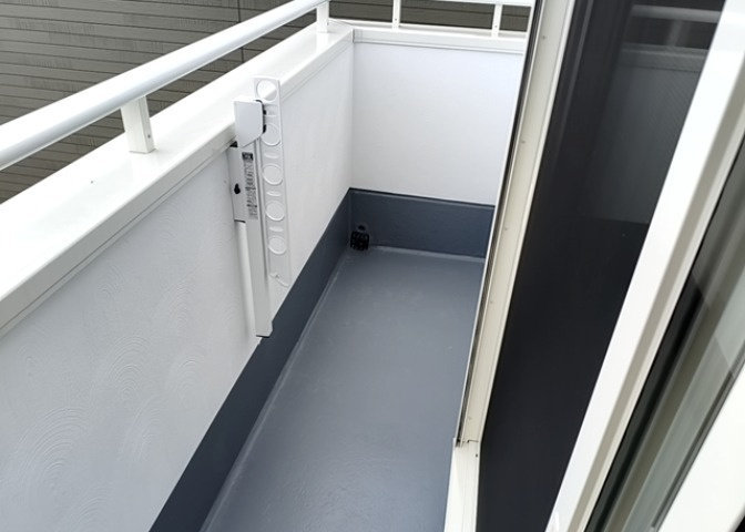 バルコニーは、室外の専用スペースのうち、「屋根がなく開放された空間」であるものを指します。ベランダより広いタイプのものが多く、日当たりもよいため家庭菜園などを楽しみたい人にとって適した環境となります。