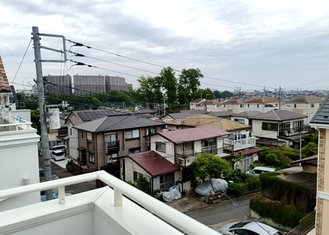 眺望を気にして物件を探す場合、前面に建物が建っていないか現地で確認しましょう！前面に建物があると景色はもちろん、日当たりや風通しにも影響が出てきます。住んだ時のことを想像しながら現地見学をしましょう。