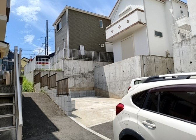 住宅用の土地では前面道路に2m以上接していなければならないと法律で定められています。しかし、お持ちの車のサイズやライフスタイルなどにより、2mでは利便が悪い場合もございますので、事前に確認しましょう。