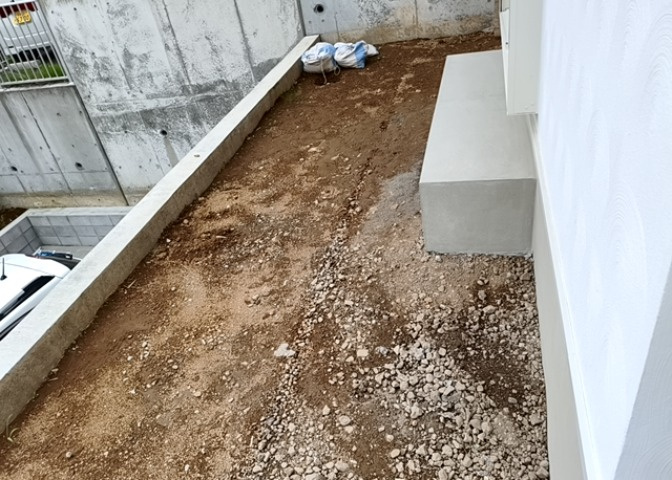 庭があることでガーデニングや家庭菜園はもちろん、こどもの遊び場やペットを放して遊ぶことができます。また、家の周囲に余裕があるということです。隣地との間があれば、十分な日当たりと、風通しが確保できます。
