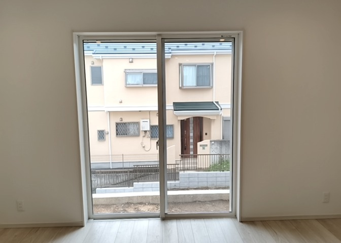 サッシとは、ガラス窓に使用される金属製の窓枠のことです。一般的に住宅建築では、金属製建具工事の段階で備え付けるもので、ガラス類や玄関、バスルームのスチール製のドアなどと同じタイミングで工事を行います。