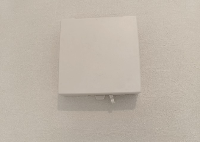 1日中建物内の換気が行われるように設計された仕組みです。気密性の高い住宅は、家に籠った空気でシックハウス症候群になる可能性がありますが、24時間換気システムであれば計画的な換気で対策が可能です。