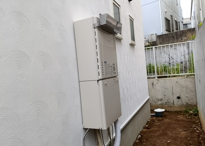 省エネ給湯器とは従来型の給湯器より熱効率が高く、少ない燃料でたくさんのお湯を沸かすことが出来る高効率な給湯器のことを指します。また、省エネ給湯器には種類があり、利便性や効果なども様々です。