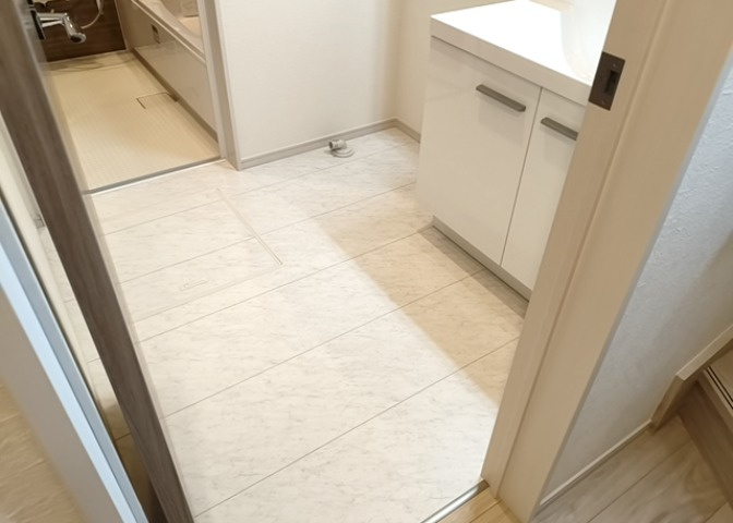 多くの戸建て住宅で見かける洗面脱衣所は、洗面台と洗濯機が2畳ほどのスペースに並べられていて、洗面所が脱衣所を兼ね備えている間取りが一般的です。お客様が利用することもある、パブリックな空間でもあります。