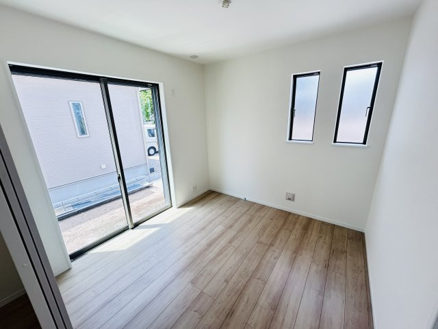 現地写真　リビング隣の洋室はお子様の遊び部屋としてもちょうどいいですね♪       　