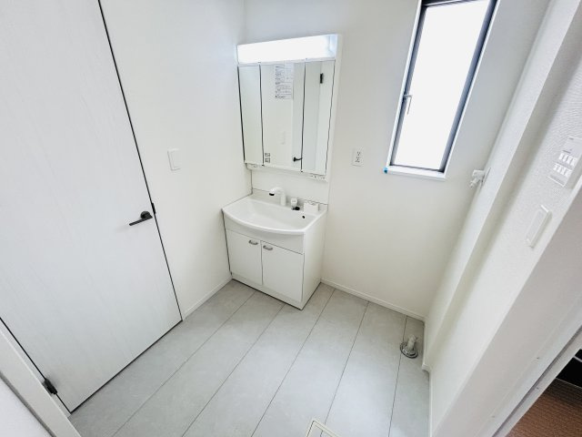 現地写真　シャワー付きの洗面台は忙しい朝でも身支度を整えるのにとても便利◎       　