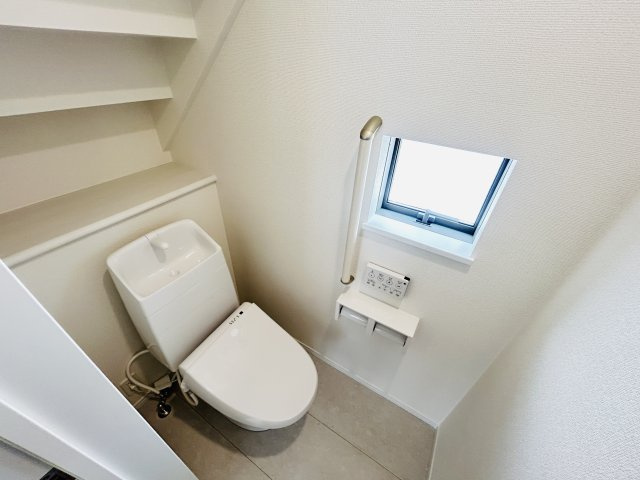 現地写真　節水タイプのウォシュレット付きトイレ、水道料節約に一役買います！       　