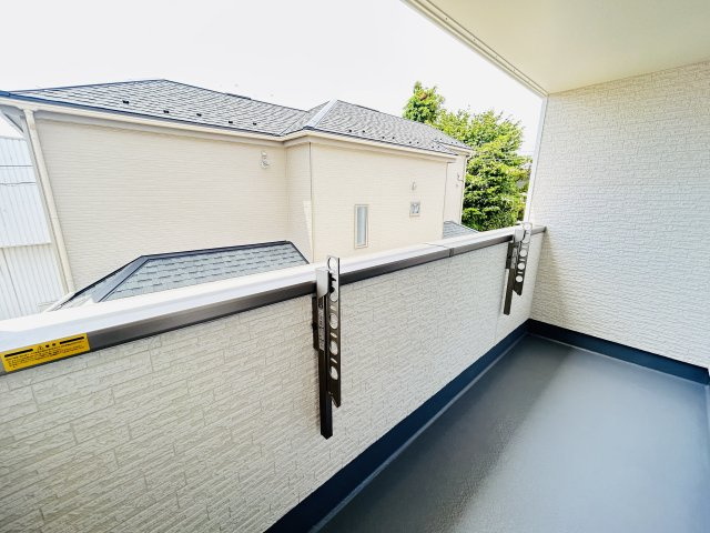 現地写真　インナーバルコニーで少しの雨なら濡れずにすみます。天気が怪しいけど…という悩みも解消ですね!         　