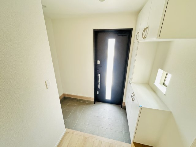 現地写真　30足以上収納できる下駄箱、狭い玄関もスッキリ使用できます。           　