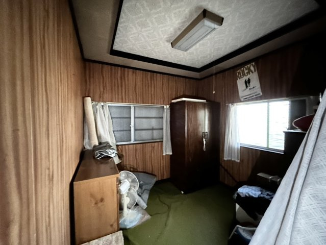 洋室のメリットは重い家具が置きやすく、身の回りが整理しやすいことです。　床がフローリングのため畳とは異なり凹みにくいです。　クローゼットなど収納が豊富で、普段使わない旅行カバンや服の整頓も簡単にです。