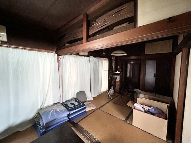 寝室でゆっくりと過ごすためにはベッド周りの適度な空間を担保することや窓の位置、照明の明るさ、寝室の広さなどを考える必要があります。自身や家族の構成とライフスタイルに併せて寝室にする部屋を選びましょう！