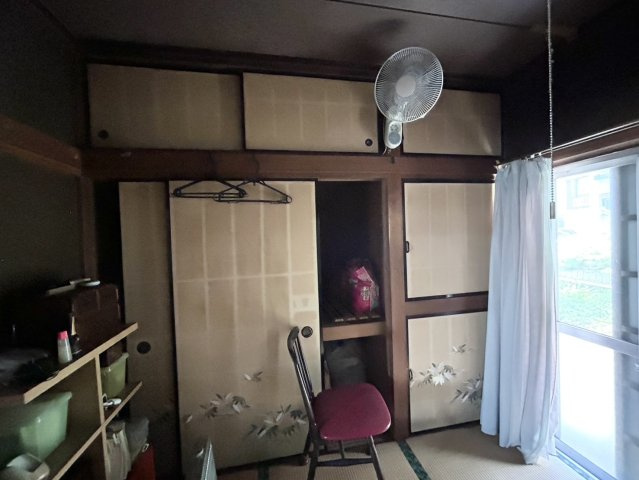 デザイン性を重視しすぎて収納が少なかった！なんてことにならないため、事前に現地で収納の数を確認しておくことをお勧めします。クローゼット以外にも床下収納や屋根裏収納、パントリーなどもチェックしましょう。