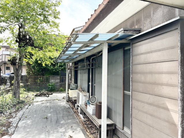 バルコニーは、室外の専用スペースのうち、「屋根がなく開放された空間」であるものを指します。ベランダより広いタイプのものが多く、日当たりもよいため家庭菜園などを楽しみたい人にとって適した環境となります。