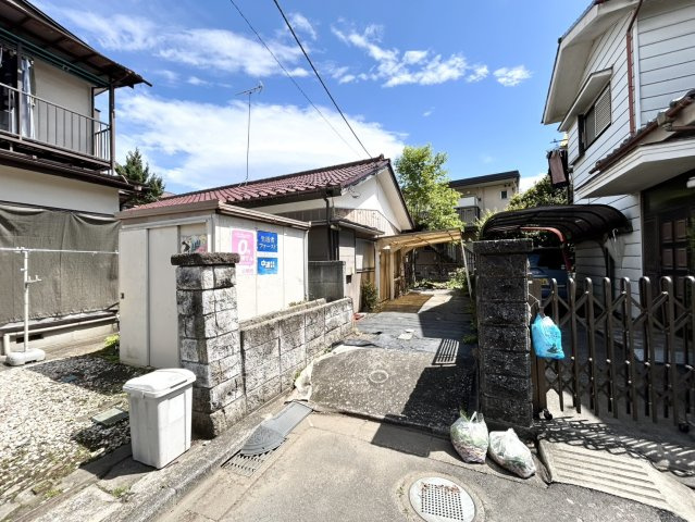 住宅用の土地では前面道路に2m以上接していなければならないと法律で定められています。しかし、お持ちの車のサイズやライフスタイルなどにより、2mでは利便が悪い場合もございますので、事前に確認しましょう。